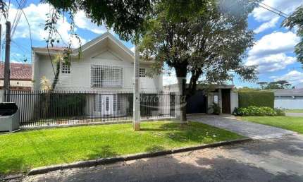 CASA RESIDENCIAL/COMERCIAL DE ESQUINA. TERRENO COM 800M². MUITO BEM CONSTRUÍDA. SEMINÁRIO/SANTA QUITÉRIA. VALOR EM DÓLAR (USD 460.300,00).