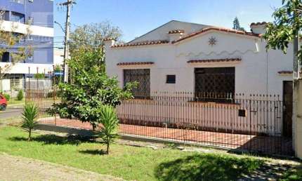 ÓTIMA CASA DE ESQUINA, RESIDENCIAL/COMERCIAL. NO JARDIM SOCIAL. AMPLO QUINTAL. EM LOCALIZAÇÃO ESTRATÉGICA.