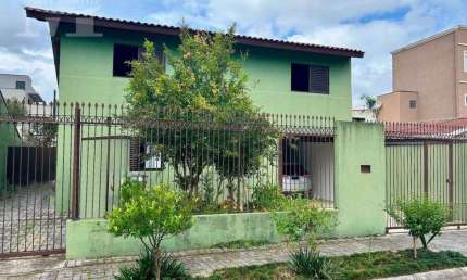 CASA COM 02 MORADIAS INDIVIDUAIS, HÁ METROS DA RUA ANTÔNIO ESCORSIN, COM BELO QUINTAL E POMAR.