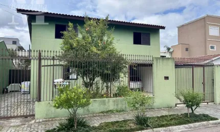 Casa com 2 moradias individuais, á metros da rua antônio escorsin, com belo quintal e pomar.