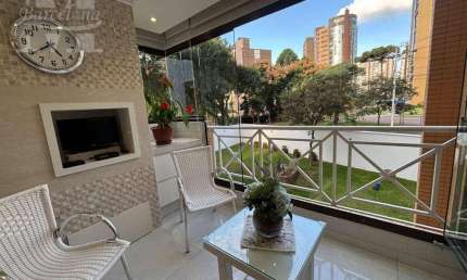 APARTAMENTO. ECOVILLE. ED. GIARDINO. 3 QUARTOS. 2 VAGAS. SACADA COM CHURRASQUEIRA. MOBILIADO.