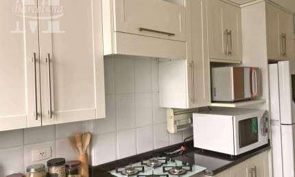 APARTAMENTO SEMI-MOBILIADO NO CABRAL. 3 QUARTOS, SUÍTE, 4 BANHEIROS, SACADA, 2 VAGAS.