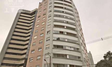 APARTAMENTO SEMI-MOBILIADO NO CABRAL. 3 QUARTOS, SUÍTE, 4 BANHEIROS, SACADA, 2 VAGAS.