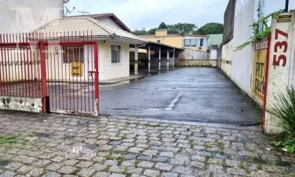 TERRENO COM ESTACIONAMENTO PRONTO PARA SER EXPLORADO. ALTO DA XV, ÓTIMA LOCALIZAÇÃO.