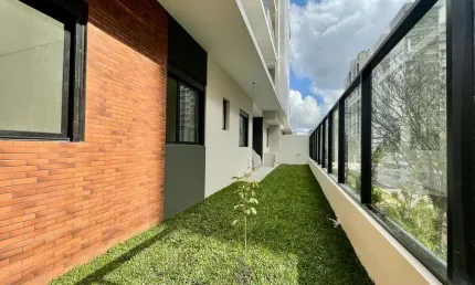Apartamento garden com 3 suítes, semi novo, 2 vagas, sacada e churrasqueira. bigorrilho, champagnat. permuta imovel ou carro