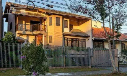 Casa a venda comercial/residencial - otima localização - água verde. 4 dormitórios - semi-mobiliada. estuda permuta.