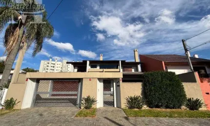 Casa a venda no bairro seminário. amplo jardim. 4 quartos. espaço gourmet. 6 vagas de garagem.