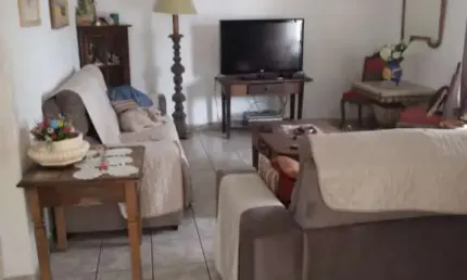 Casa com 3 dormitórios, sendo 1 suíte, sala, cozinha, copa, 2 lavanderias, quarto com banheiro no fundo, 4 vagas de garagem. Edícula.