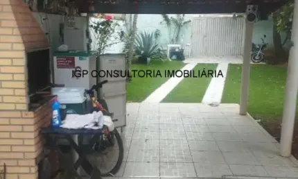 Vende-se casa com amplo quintal, 3 quartos, área gourmet.