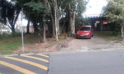 Ótima casa de frente para praça, uma boa localização e arborizado!