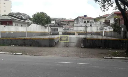 Terreno plano, rua de movimento de carros,  a 250 metros da estação metrô  Butantã .