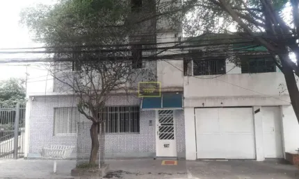 Prédio antigo, muito bem localizado, à 500 metros do Metrô Fradique Coutinho.