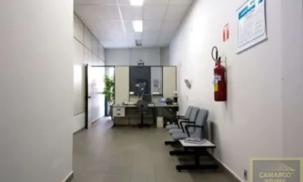 Prédio comercial com 1317 m² de área construída, 2 pavimentos, subsolo com garagem, docas, elevador!