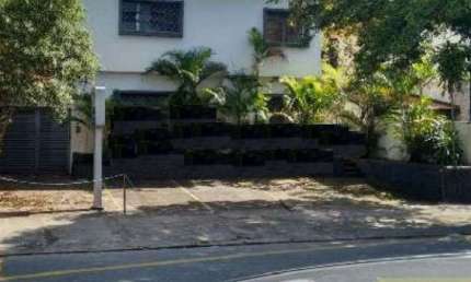 Ótima casa reformada em corredor comercial à 200 metros do Metrô Sumaré