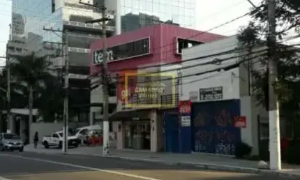 Ótima loja em vão livre com sobreloja, à 250 metros do metrô faria lima