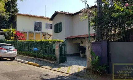 Sobrado no Pacaembu em rua fechado com segurança, aceita permuta.