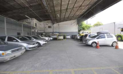 Prédio comercial com pátio de estacionamento para locação no Bairro do Limão
