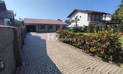 Casa em amplo terreno, com 1 suíte + 2 quartos, Iririú - Joinville