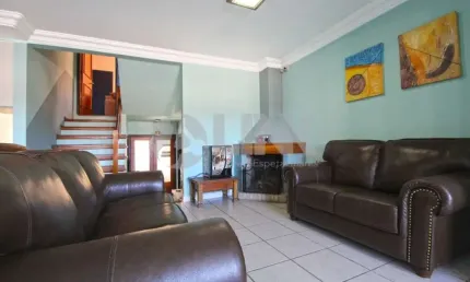Casa em condomínio de 3 quartos 2 suítes e 2 vagas à venda no bairro Cristal em Porto Alegre