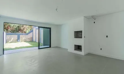 Casa com 3 dormitórios 3 suítes e 4 vagas de garagem à venda no bairro Chácara das Pedras em Porto Alegre próxima da Avenida Protásio Alves
