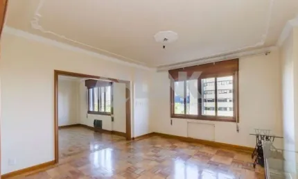 Apartamento de 3 dormitórios à venda no bairro Centro Histórico em Porto Alegre próximo ao Hospital Santa Casa