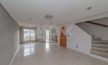 Casa com 3 quartos sendo 1 suíte e 4 vagas de garagem à venda no bairro Chácara das Pedras em Porto Alegre