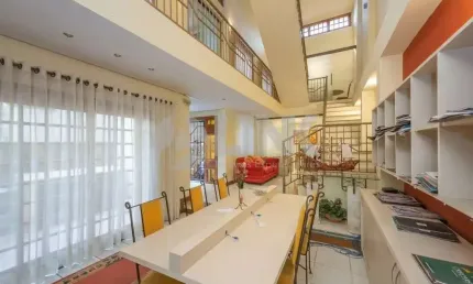 Casa semimobiliada com 5 quartos sendo 1 suíte e 3 vagas de garagem à venda no bairro Higienópolis em Porto Alegre