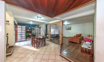 Casa de 3 quartos com 4 vagas à venda no bairro Auxiliadora em Porto Alegre
