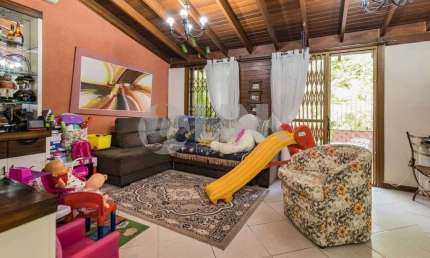 Casa de 3 quartos com 2 vagas à venda no bairro Jardim Sabará em Porto Alegre