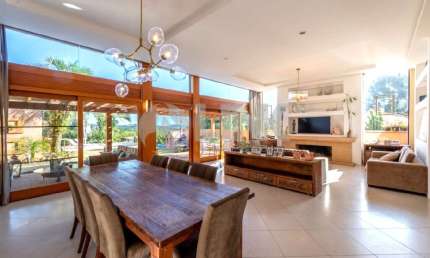 Casa alto padrão com 4 dormitórios 4 suítes e 5 vagas de garagem à venda no bairro Ipanema em Porto Alegre  próxima do Cassol Centerlar Zona Sul