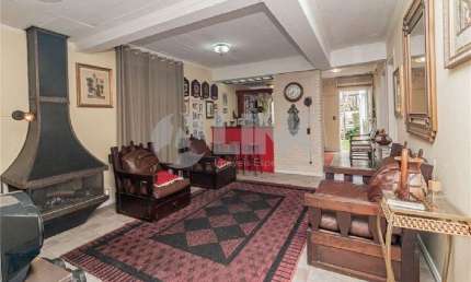 Casa de 7 quartos com 4 vagas à venda no bairro Chácara das Pedras em Porto Alegre