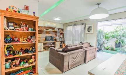 Casa em condomínio fechado com 3 quartos e 2 vagas à venda no bairro Ecoville em Porto Alegre