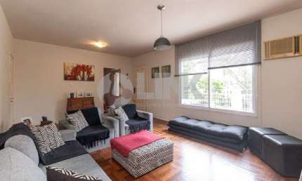 Casa de 3 quartos com 2 vagas à venda no bairro Chácara das Pedras em Porto Alegre