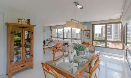 Apartamento de 3 quartos com 2 vagas de garagem à venda no bairro Rio Branco em Porto Alegre