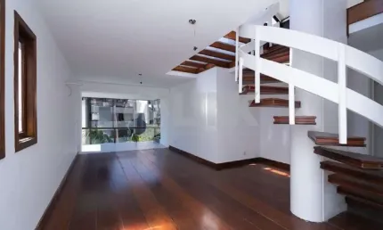 Cobertura reformada de 3 quartos com 4 vagas à venda no bairro auxiliadora em porto alegre