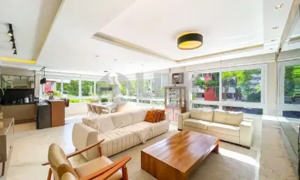 Apartamento de 3 quartos com 3 suítes e 3 vagas à venda no bairro Petrópolis em Porto Alegre