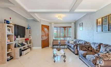 Casa de 4 quartos com 4 vagas à venda no bairro Ipanema em Porto Alegre