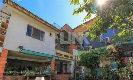 Casa de 5 quartos, 2 suítes e 2 vagas de garagem á venda no bairro Três Figueiras em Porto Alegre