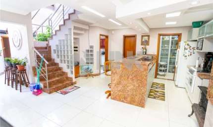 Casa de 4 quartos com 2 suítes e 6 vagas à venda no bairro Jardim Planalto em Porto Alegre