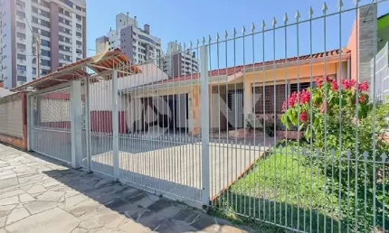 Casa de 3 quartos com 4 vagas à venda no bairro Jardim Lindóia em Porto Alegre