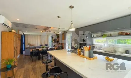 Casa de 3 quartos com 2 vagas à venda no bairro Teresópolis em Porto Alegre