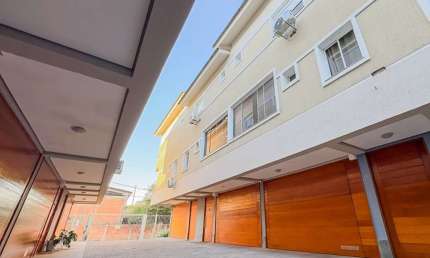 Casa em condomínio fechado com 3 quartos à venda na Rua Tunísia, 25, Vila Ipiranga, Porto Alegre por R$ 739.000
