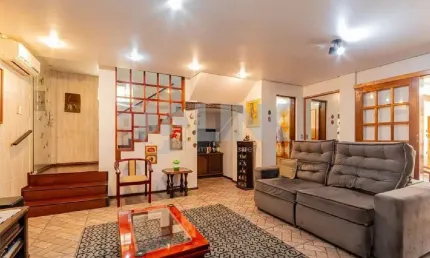 Casa de 3 quartos com 2 vagas de garagem à venda no bairro Teresópolis em Porto Alegre