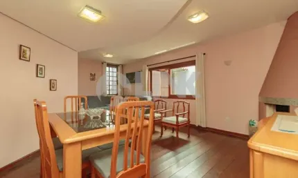 Casa de 3 quartos com 3 vagas à venda no bairro Chácara das Pedras em Porto Alegre