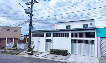 Aluga casa duplex com 4 quartos espaçosos, sendo duas ótimas suítes e 3 vagas de garagem cobertas, Novo Aleixo.