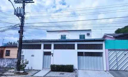 Aluga casa duplex com 4 quartos espaçosos, sendo duas ótimas suítes e 3 vagas de garagem cobertas, novo aleixo.