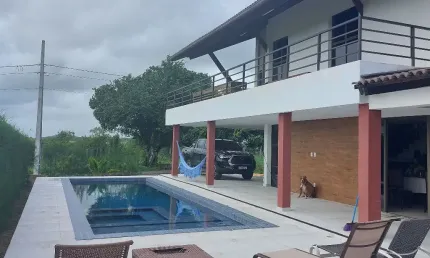 Excelente Casa de Campo, 2 pavimentos, 3 suítes, no Condomínio Lagos Country Resort