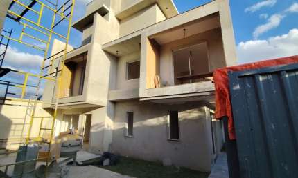 Sobrado  Triplex c/140m² - 03 Qtos sendo 01 Suíte  - Terraço -  Bairro Pinheirinho - Curitiba