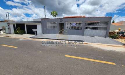 Casa para Venda em Caldas Novas, Estância Itaguaí, 5 dormitórios, 1 suíte, 2 banheiros, 4 vagas