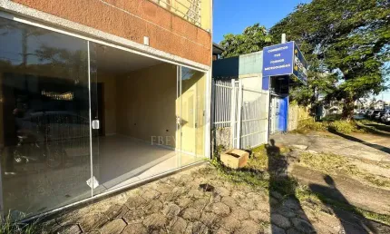 Excelente ponto comercial no centro de Guaratuba, em frente ao Banco Itaú. O imóvel possui dois andares:  Piso Térreo: Espaço amplo, ideal para lojas ou serviços, com vitrines grandes e boa visibilida